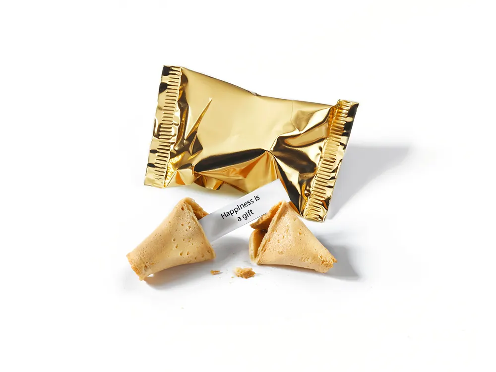 Glückskeks Smart in goldener Standardfolie neben einem aufgebrochenen Keks mit Glückszettel